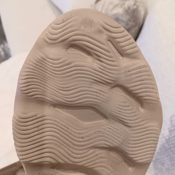 Adidas Yeezy Foam RNNR Sand (Foam Runner)size 9 - Picture 5 of 6